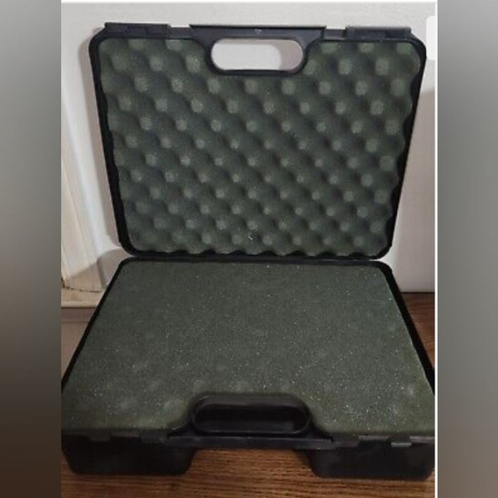 very nice wnt Doskocil pistol case it is extremely nice and is new with tags
